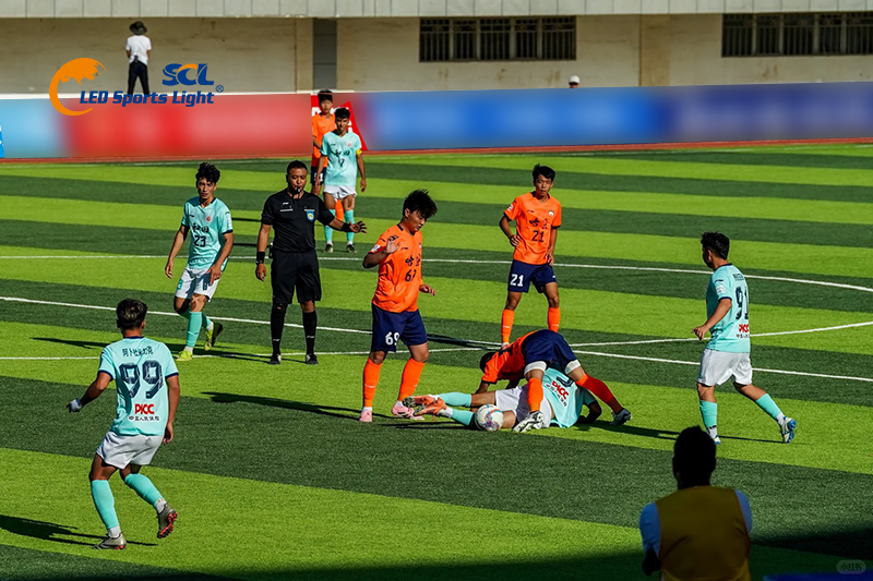 Night football match of Tongxin Cup, anti-glare LED stadium lights provide clear lighting for HD live sports broadcast